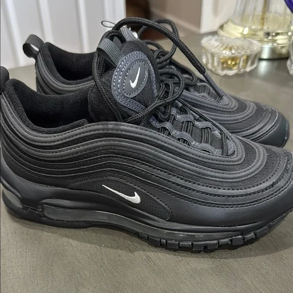 Nike AirMax Black and Gray Youth Shoes - Picture 3 of 6